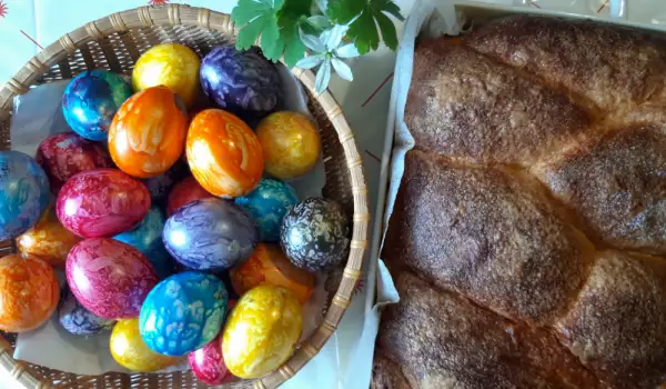 Великденски яйца с перлена боя