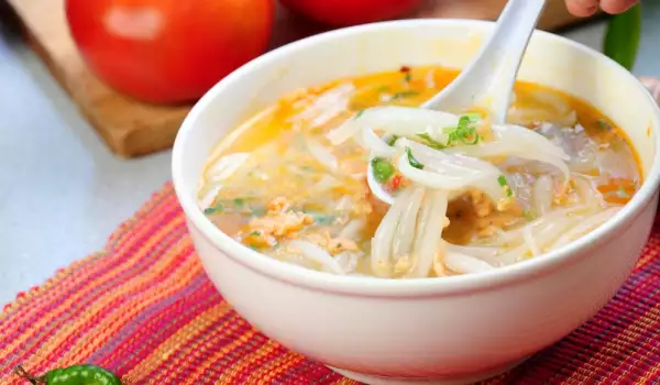 Лека виетнамска супа