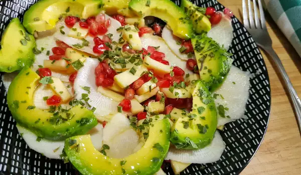 Здравословна салата с авокадо и ряпа
