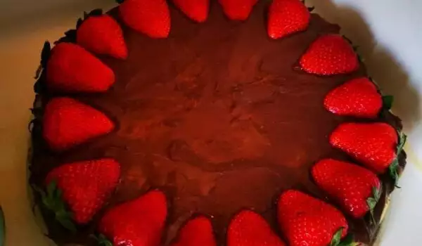 Уникално вкусна торта с ягоди и шоколад