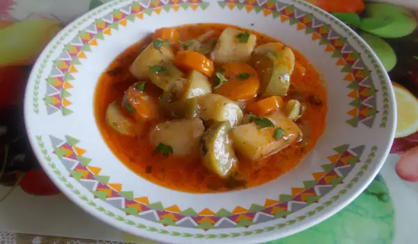 Яхния с пресни картофи, тиквичка и моркови