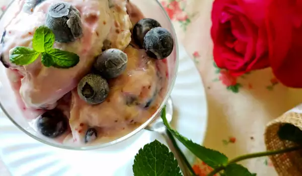 Домашен йогурт сладолед с боровинки