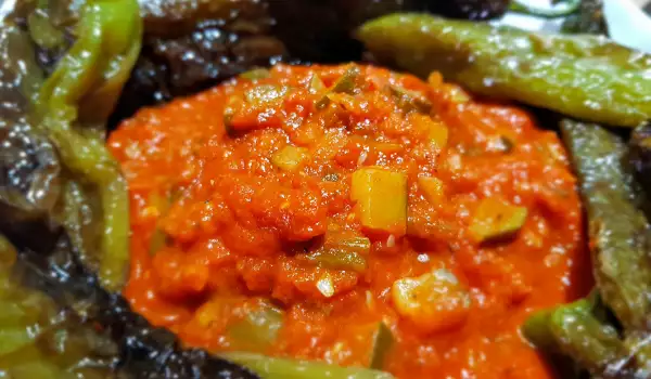 Страхотни задушени тиквички с доматен сос