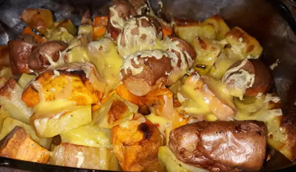 Запеканка с кренвирш, сладки картофи и моцарела
