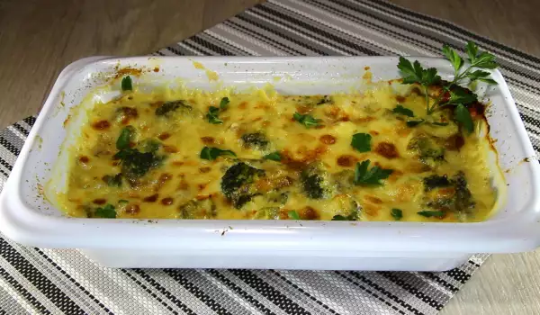 Запечени броколи с яйца и сирене