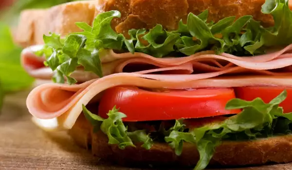Студен сандвич с шунка и зелена салата