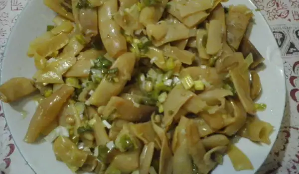 Салата от маринован зелен фасул с магданоз