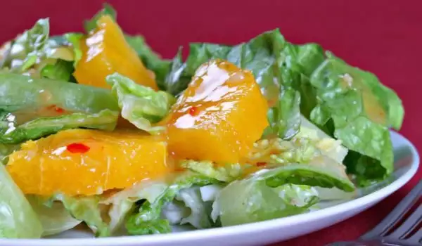 Зелена салата с портокал