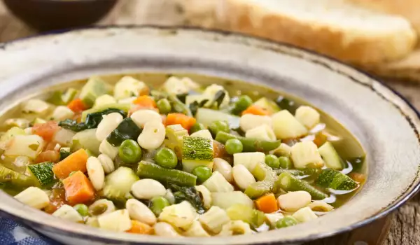 Пролетна зеленчукова супа с макарони