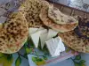Маслени пърленки със сирене и кашкавал