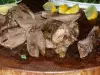 Пържоли на дървена чиния